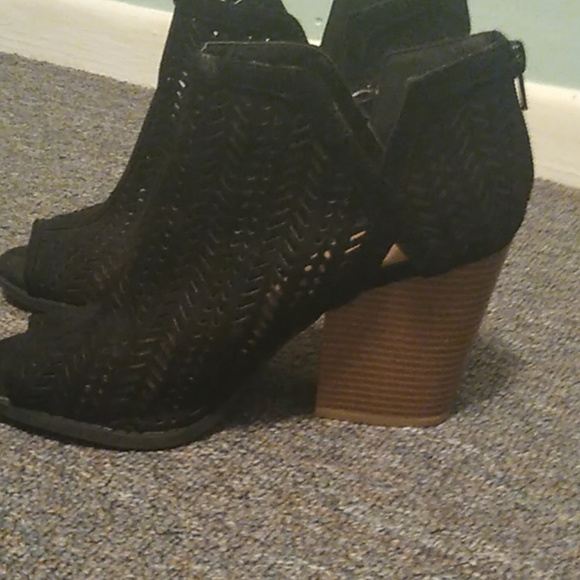 Open toed shoes - Picture 2 of 3